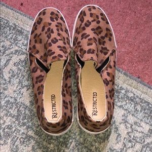 Cheetah print flat sneaker